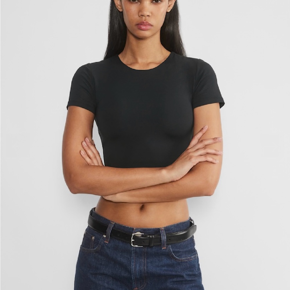 Aritzia Contour Crew Cropped T-shirt